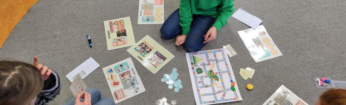 Kinder spielen selbstentwickelten Spieleprototy