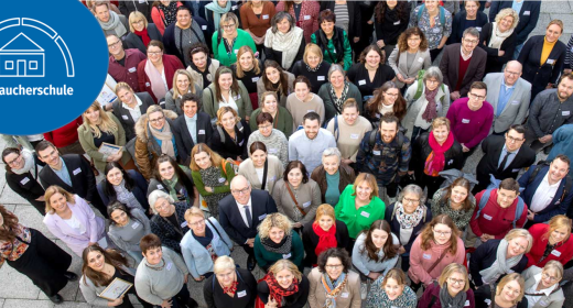 Gruppenfoto von oben: ausgezeichnete Vertreterinnen der Verbraucherschulen 2023