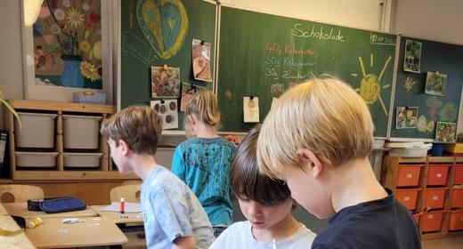 Kinder im Klassenzimmer beim Schokoladen-Workshop