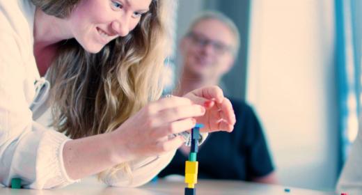 Antonia Bruns vom Projektteam stapelt kleine Bausteine und erprobt Spieleentwicklung, Copyright: Verbraucherzentrale Schleswig-Holstein