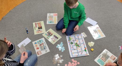 Kinder spielen selbstentwickelten Spieleprototyp