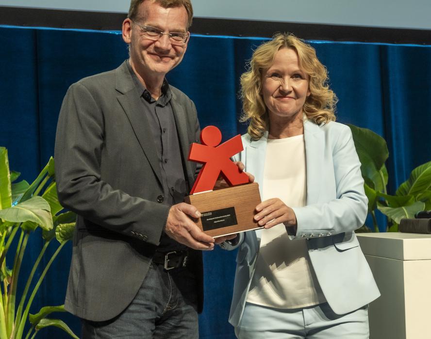 Matthias Spielkamp und Steffi Lemke bei der Preisverleihung, Copyright: Max Schwarzlose - vzbv